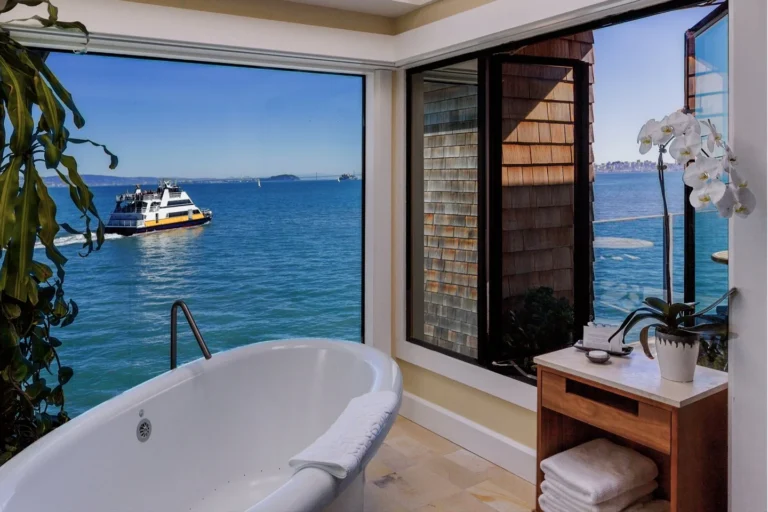 Corner bathtub with amazing view at the hotel Inn Above The Tide in Sausalito