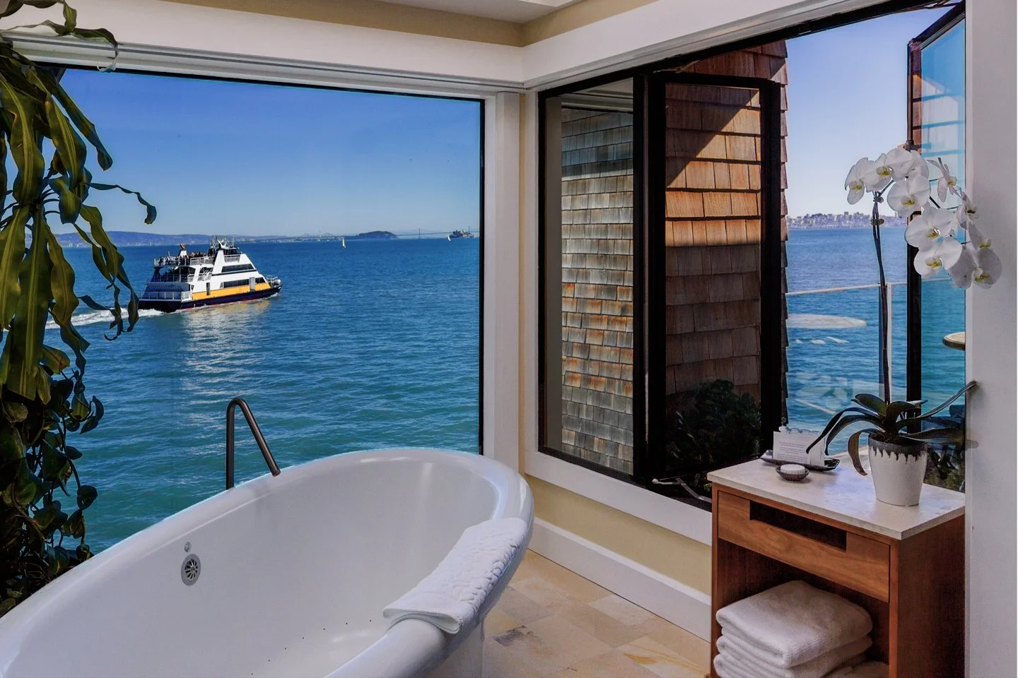 Corner bathtub with amazing view at the hotel Inn Above The Tide in Sausalito