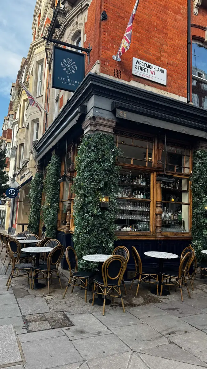 the cavendish pub in marylebone with ivy and outdoor tables