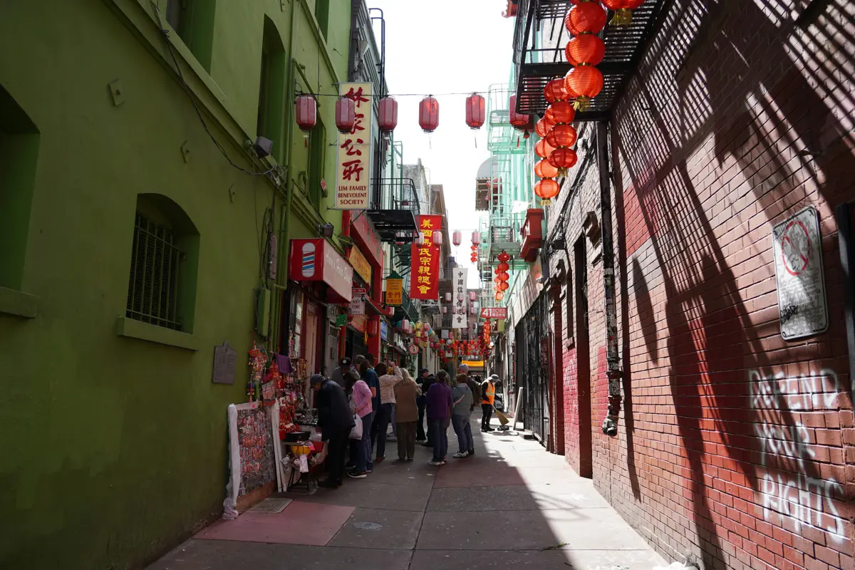 chinatown san franciso alleyway with walkers gathered