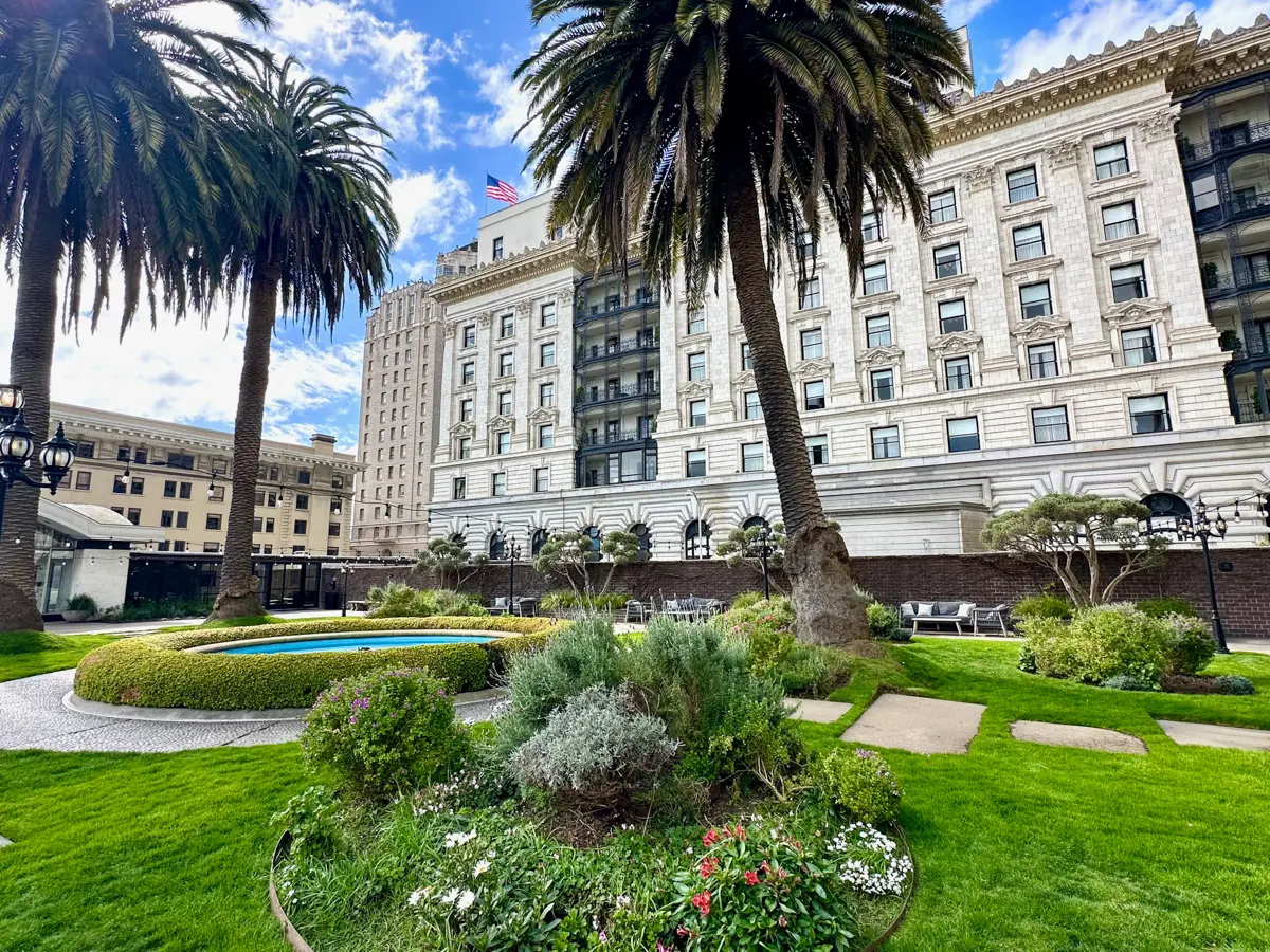 fairmont hotel san francisco back garden with palm trees and fountain