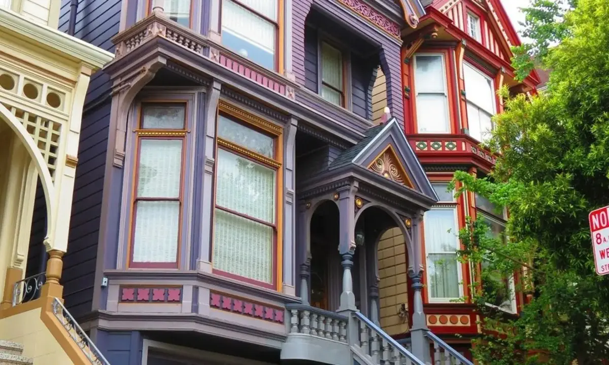a purple victorian house in san francisco where the grateful dead lived near haight street