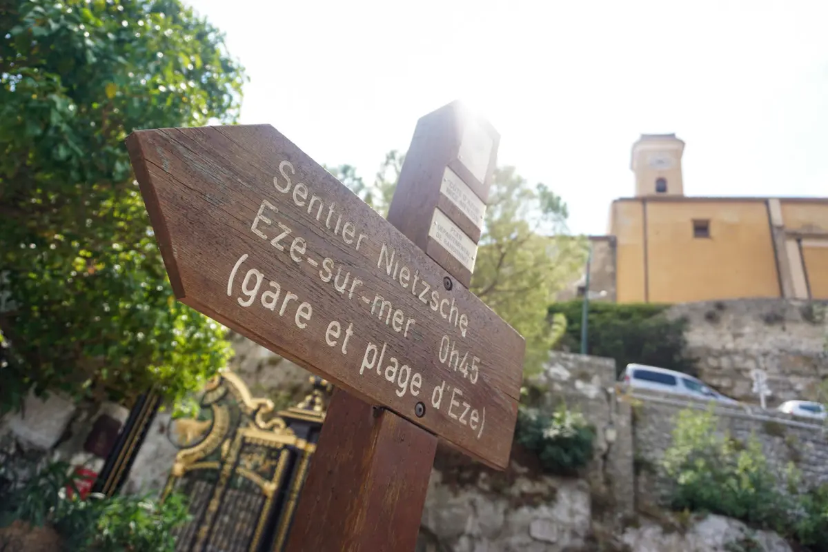 sign pointing to the niztsche path