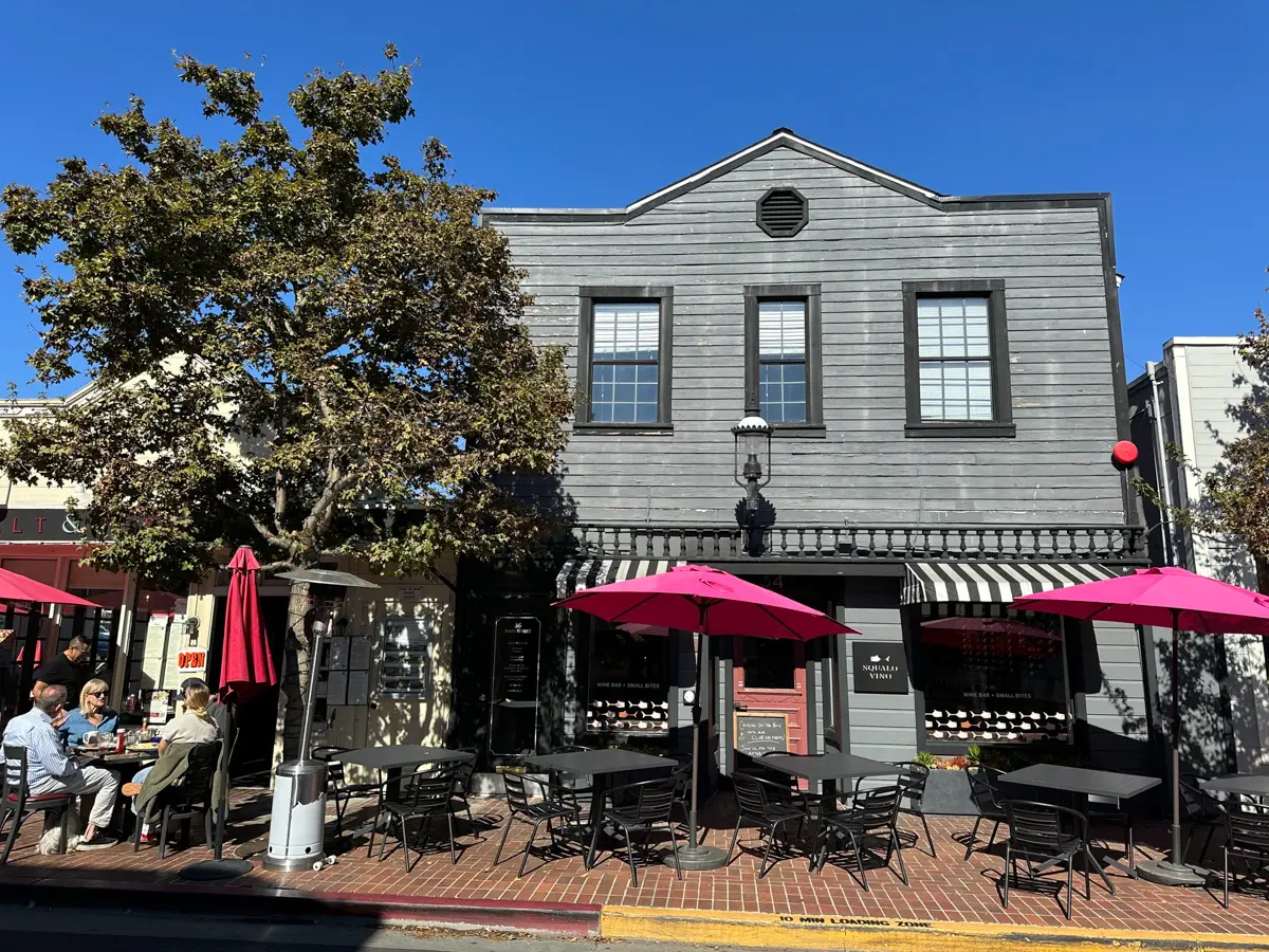 outdoor tables on main street in tiburon 