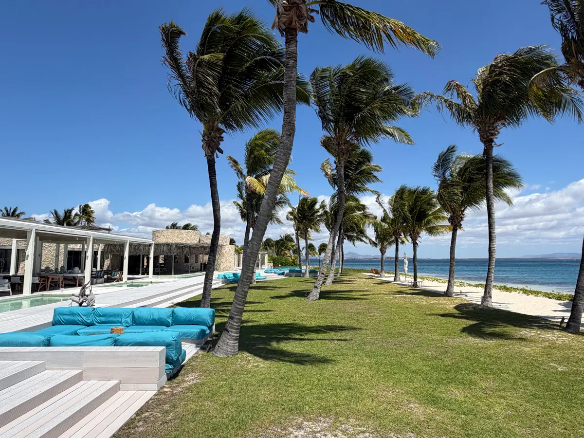 miavana main area and restaurant